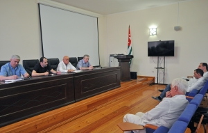 Замминистра здравоохранения Абхазии провел совещание, посвященное вопросу лекарственного обеспечения экстренных пациентов Республиканской больницы.