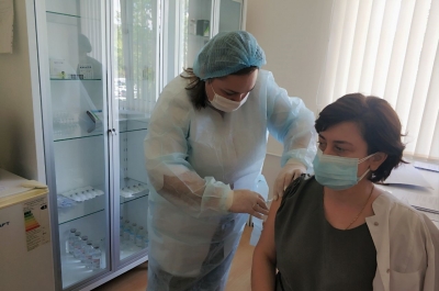 В ГУ МЗ РА «Республиканская больница» с сегодняшнего дня врачей начали прививать от COVID-19 российской векторной вакциной «Sputnik V»